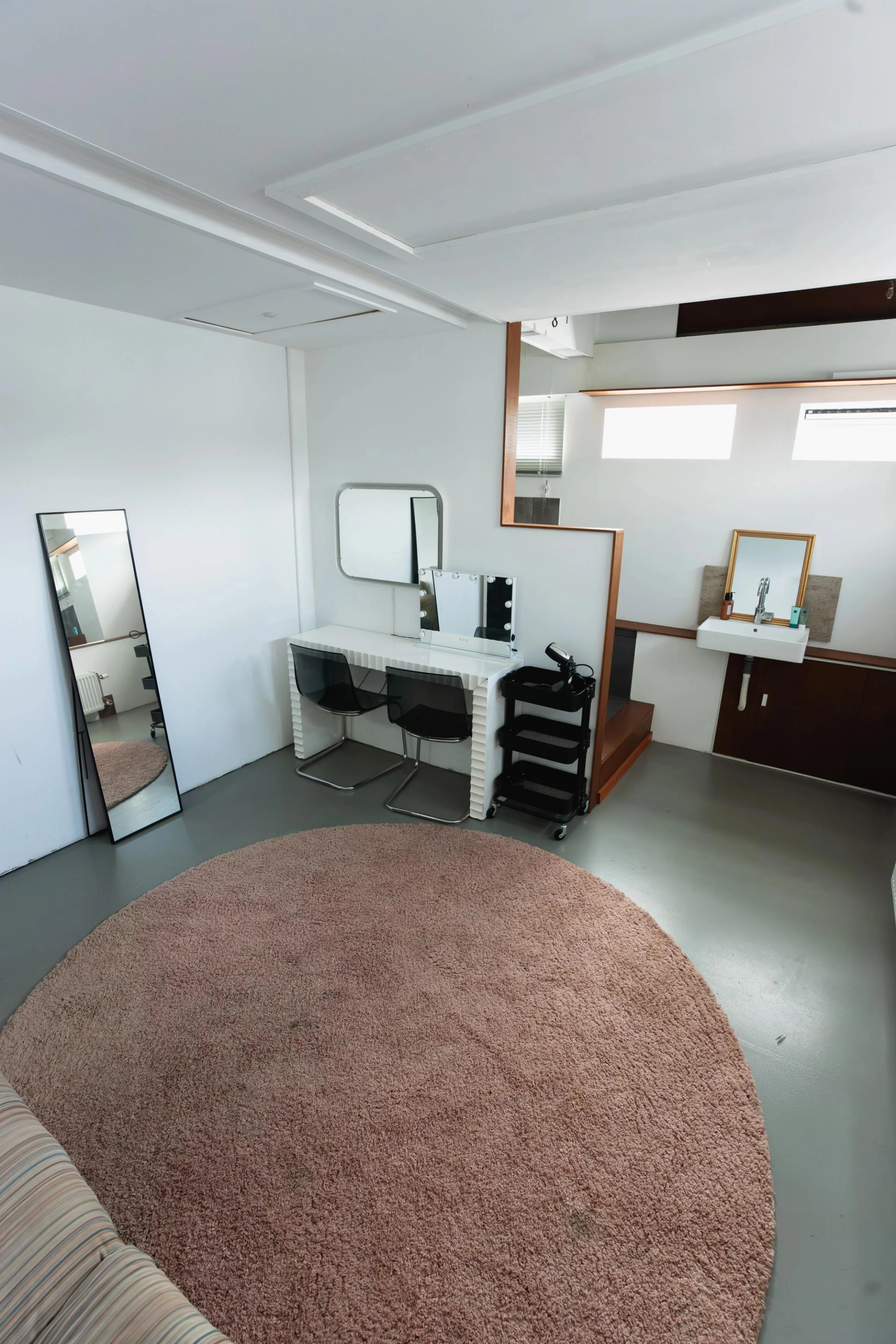 Professionele visagie- en kleedruimte bij De Stu in Amsterdam, voorzien van make-upspiegels, stylingplekken en faciliteiten voor foto- en videoproducties.